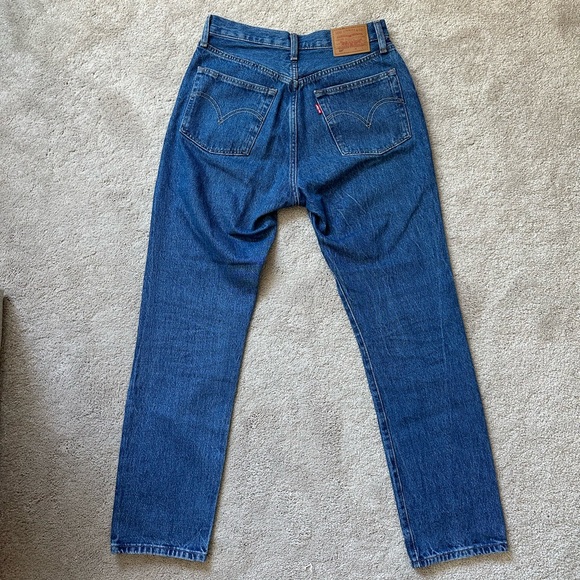 Levi’s 501 Original Fit Women’s Jeans in Medium Wash - Picture 5 of 11
